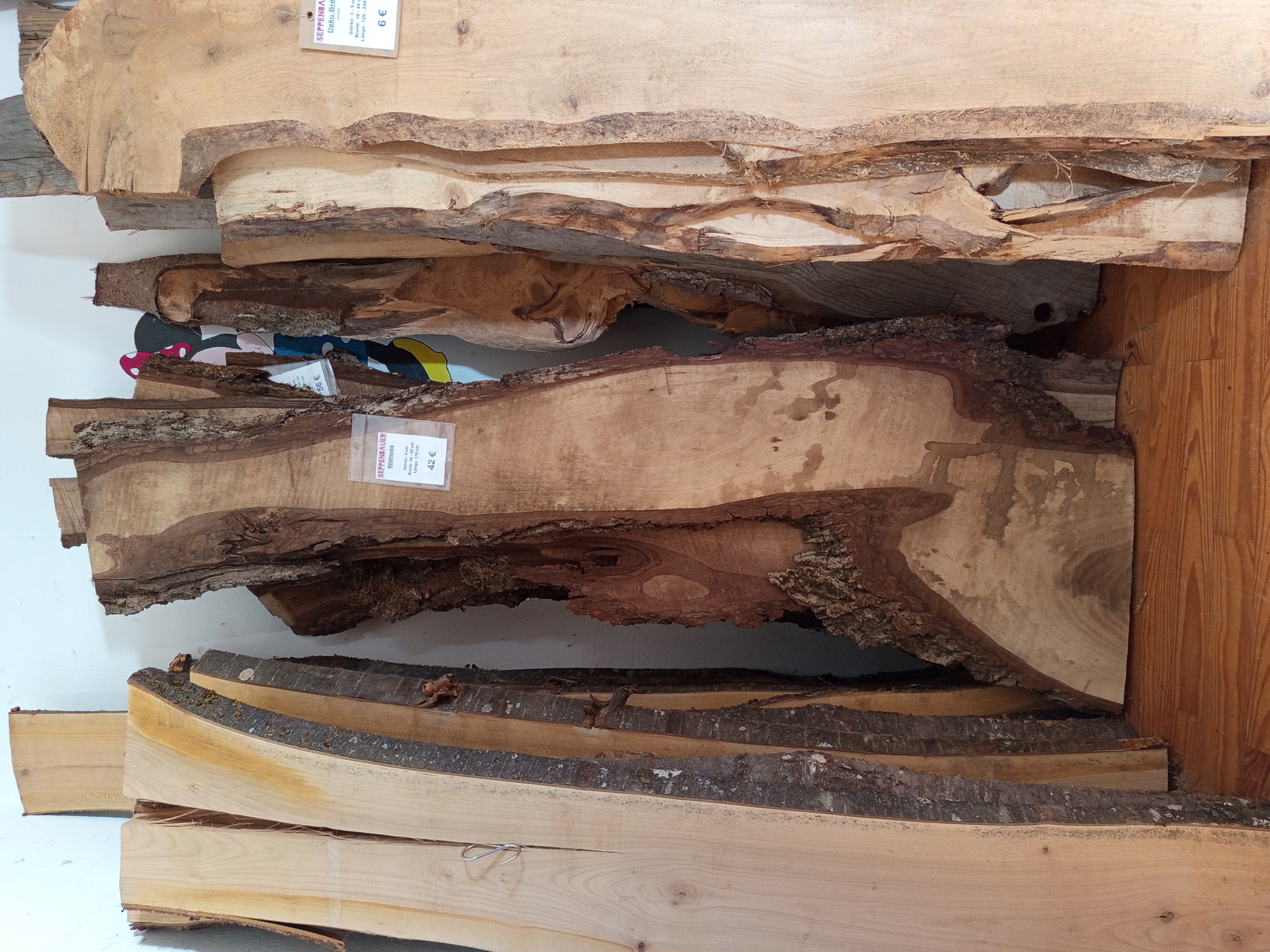 Holzbohle mit Baumkante