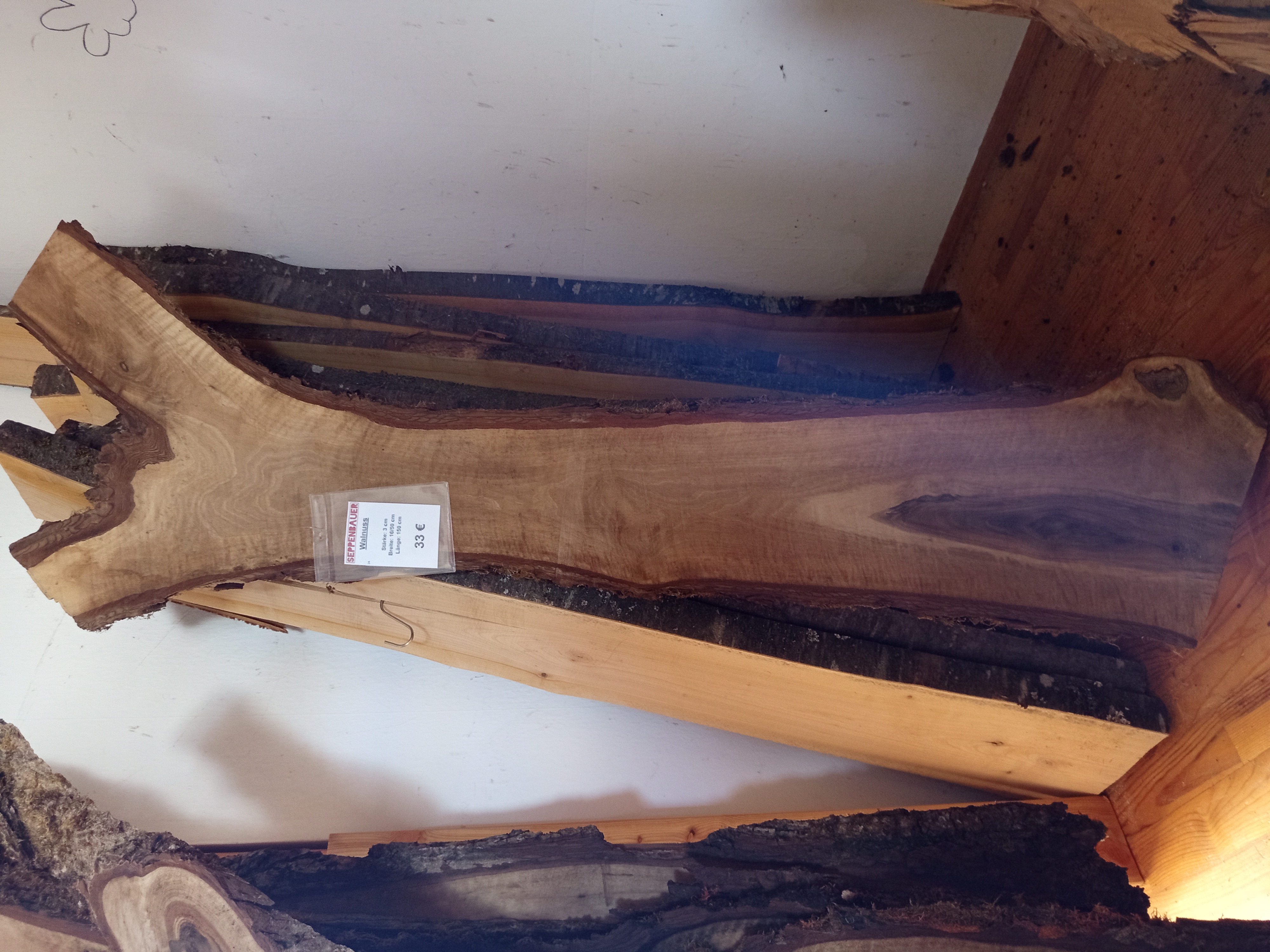 Holzbohle mit Baumkante in Y-Form