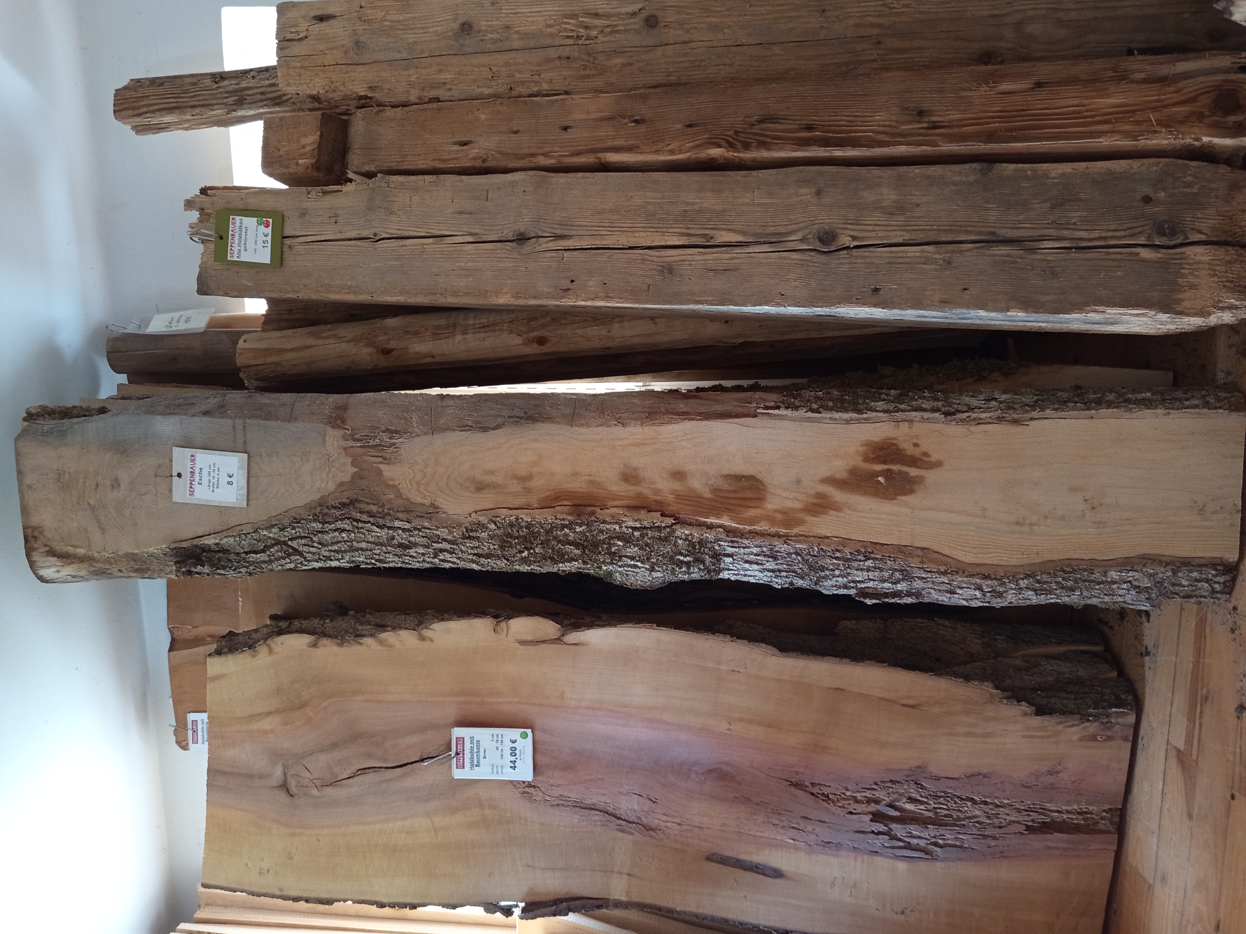 Holzbohle mit Baumkante