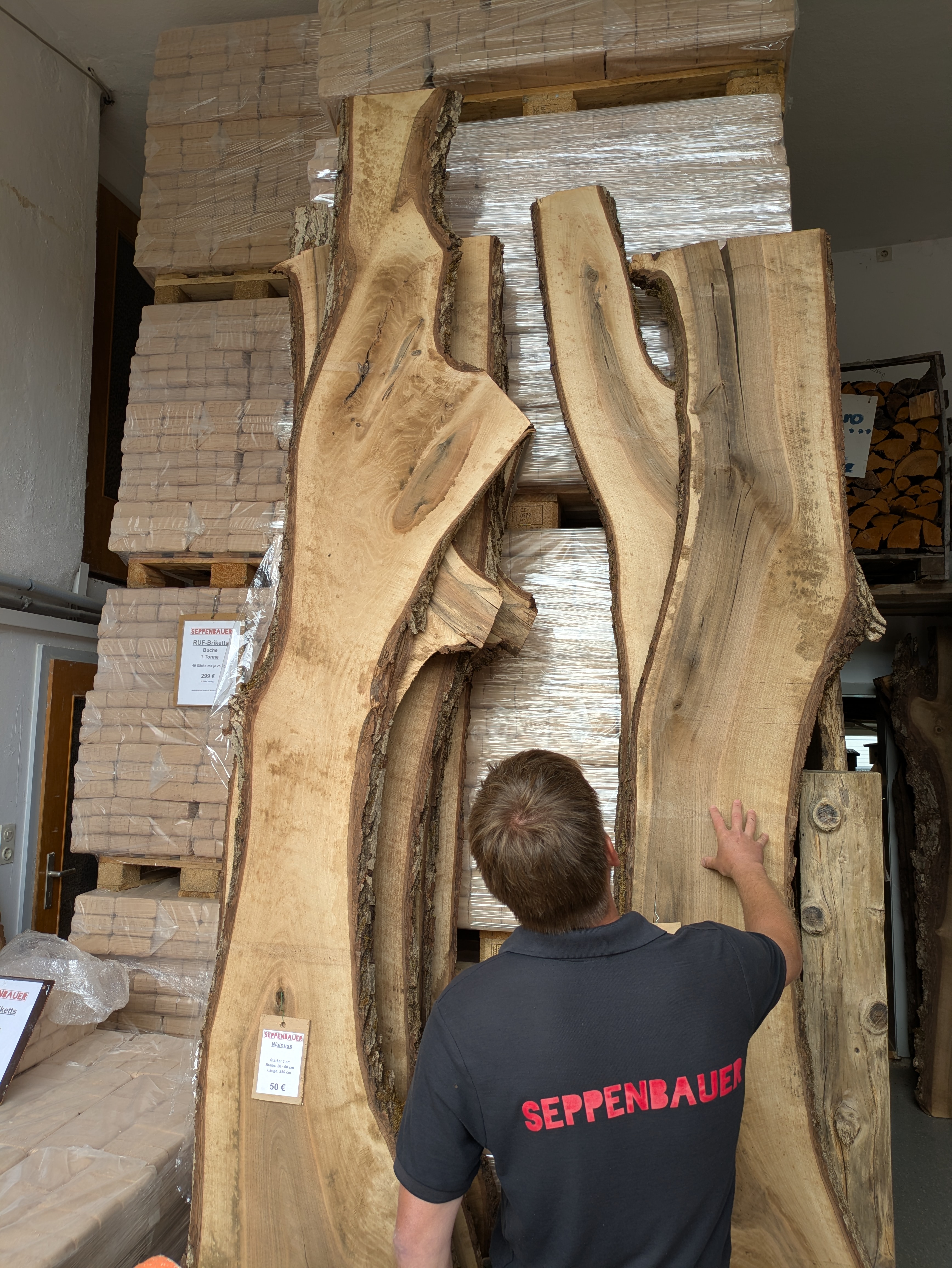 Holzbohle mit Baumkante