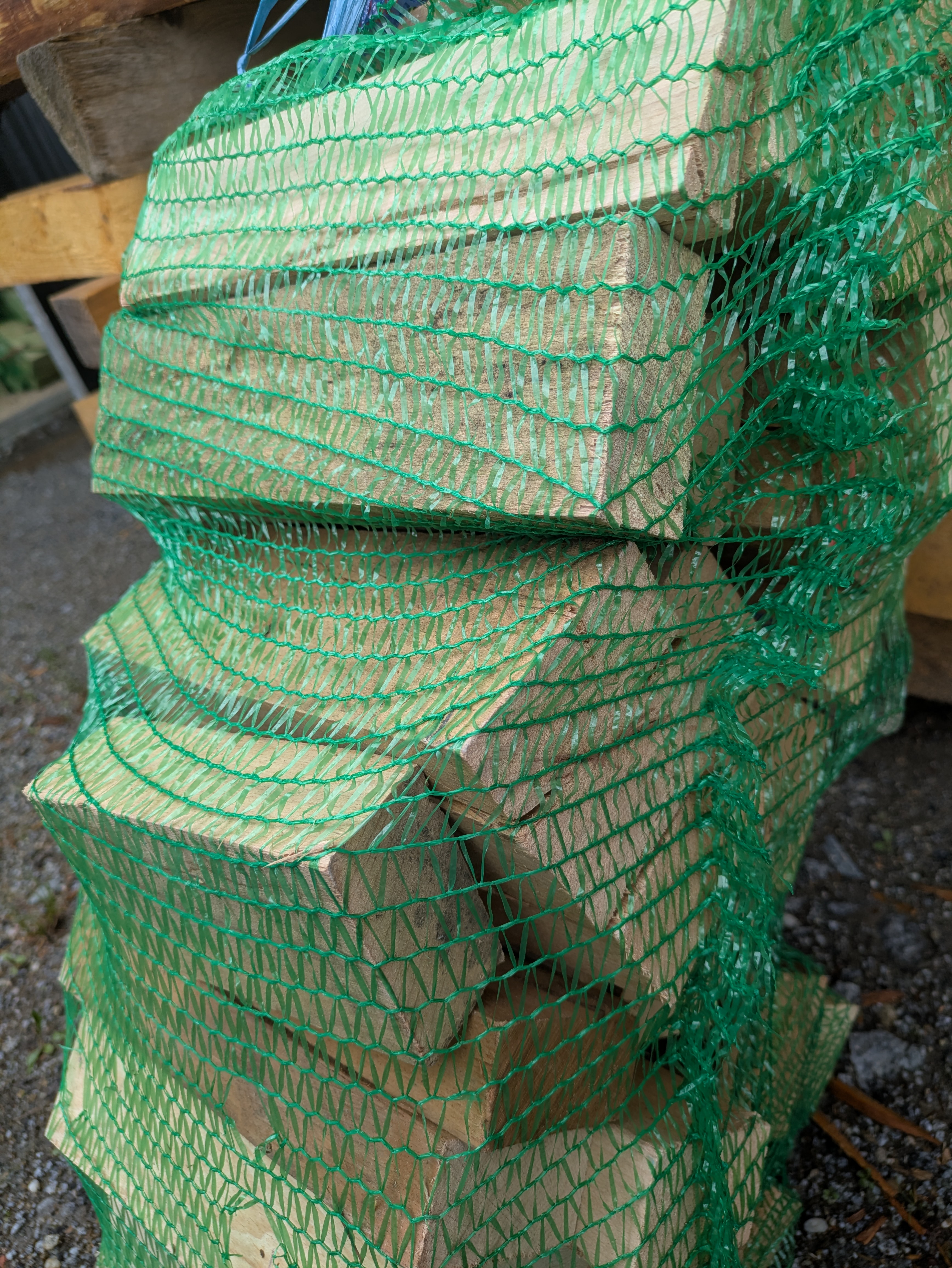 Raschelsack Brennholz Abschnitte