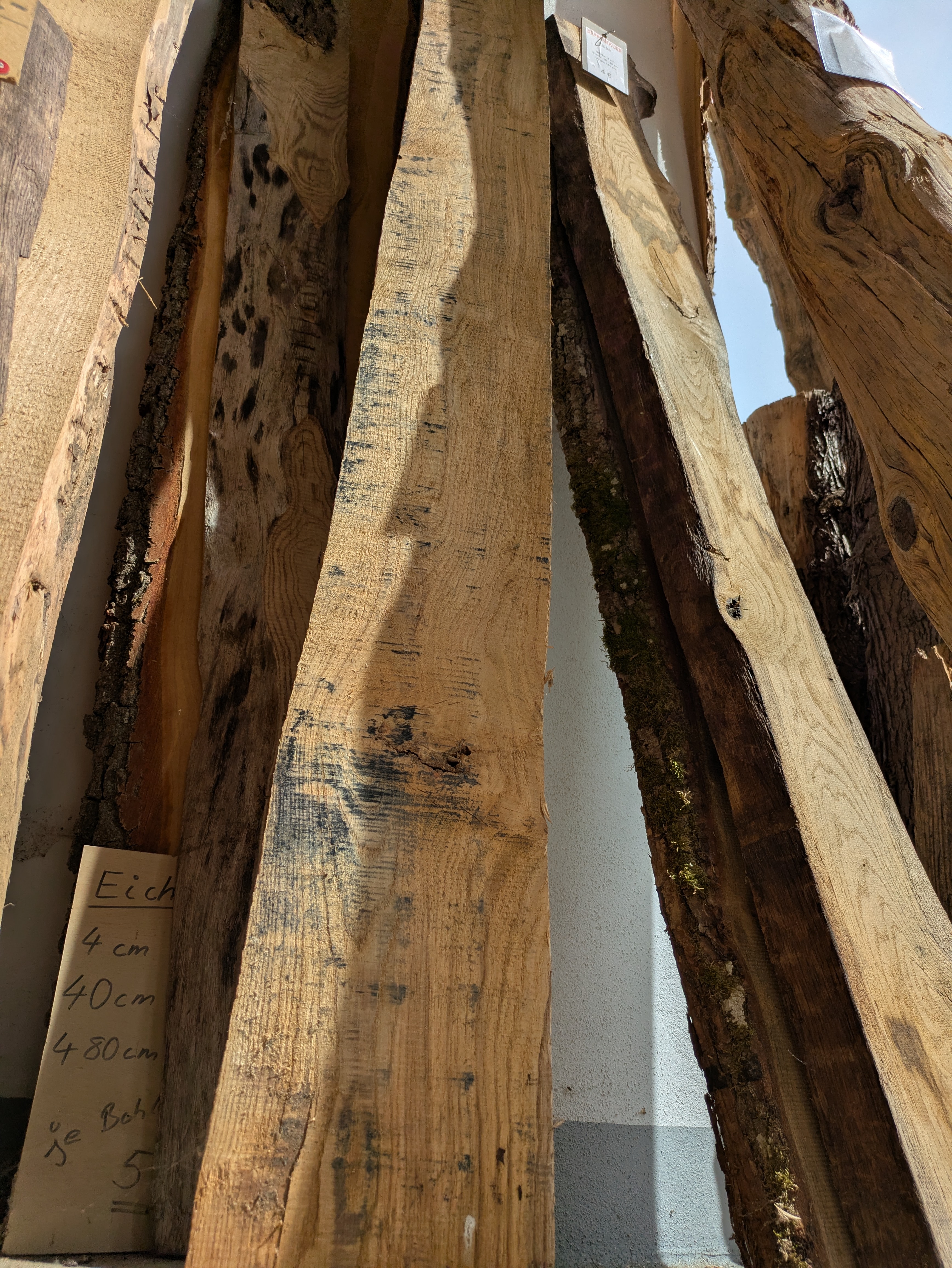 Holzbohle Brett grob teilweise Baumkante